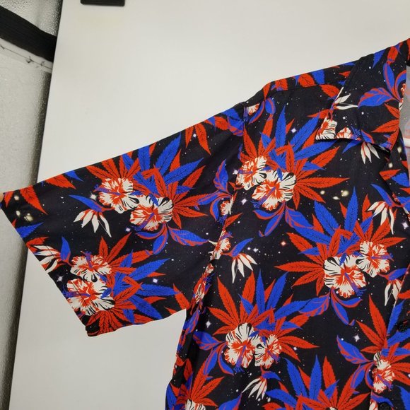 SSS World Corp Red and Blue Short Sleeved Button Down Shirt Size Medium - Picture 4 of 11